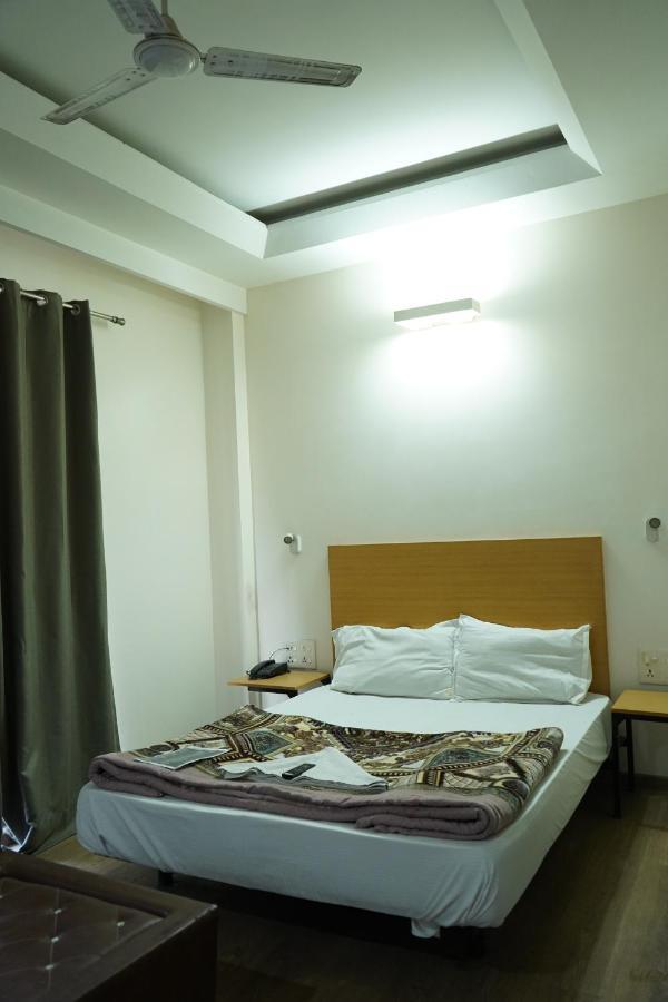 Hotel OYO Townhouse 607 Paschim Vihar Delhi  Exterior foto